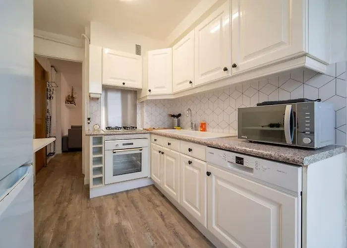 Fully Equipped Apartment Balcony Sleeps 7 Wifi