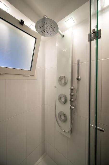 Fully Equipped Balcony Sleeps 7 Wifi Appartement *